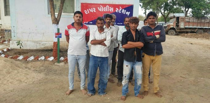 રાપરની ખારીનદીના પટમાં જુગારનું પડ મંડાયું પણ પોલિસે ખેલ બગાડ્યો